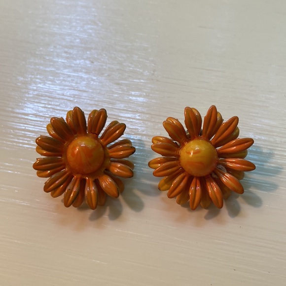 Vintage Orange Enamel Daisy Clip On Earrings - Picture 5 of 5
